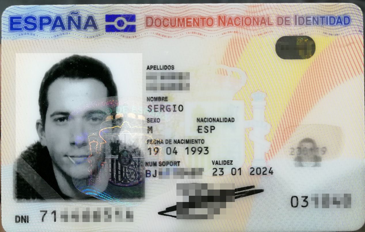 Este joven presume de DNI, después de que en la última renovación fuese capaz de salir en la foto con un palillo en la boca.