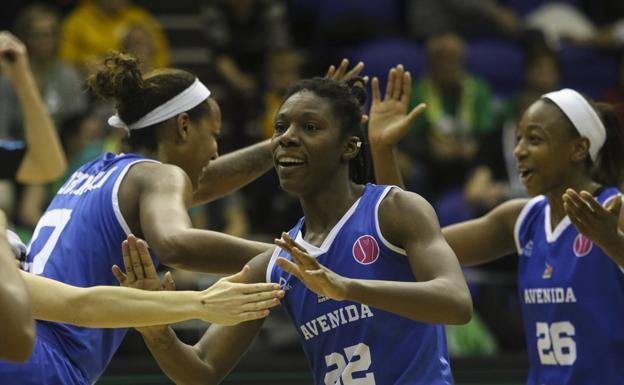 Las jugadoras de Avenida celebran la victoria. 