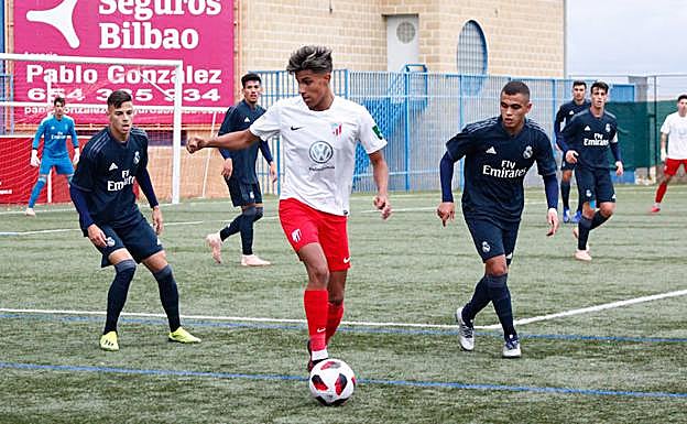 Motos, en un partido con el Santa Marta juvenil ante el Real Madrid. 