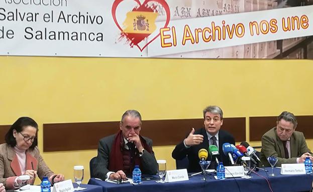 Mario Conde, Policarpo Sánchez y Hermann Tertsch comparecen ante los periodistas. 