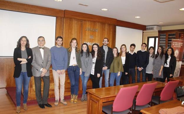 Foto de familia de los alumnos becados en la biblioteca del Colegio de Abogados. 