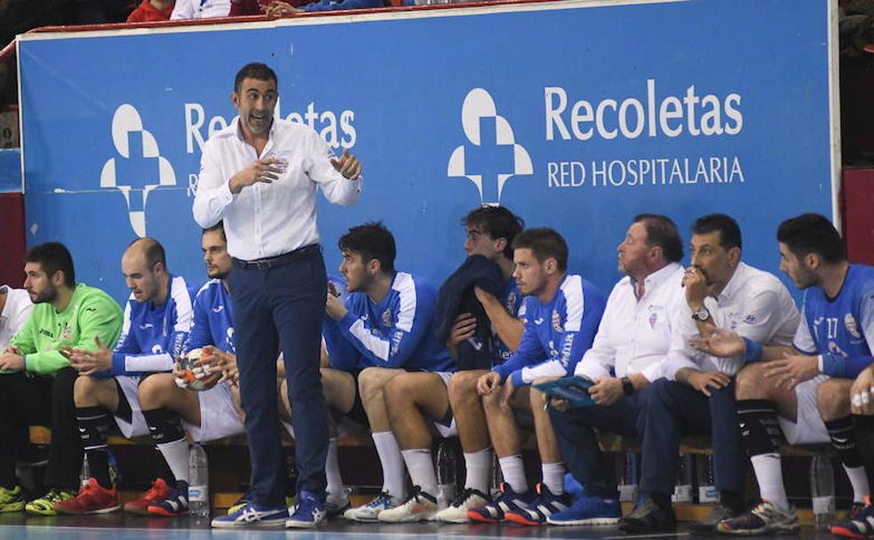 Pisonero hace indicaciones a su banquillo durante un partido en Huerta del Rey . 