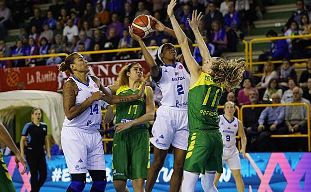 Elonu lanza ante el Sopron en Würzburg durante la primera vuelta.