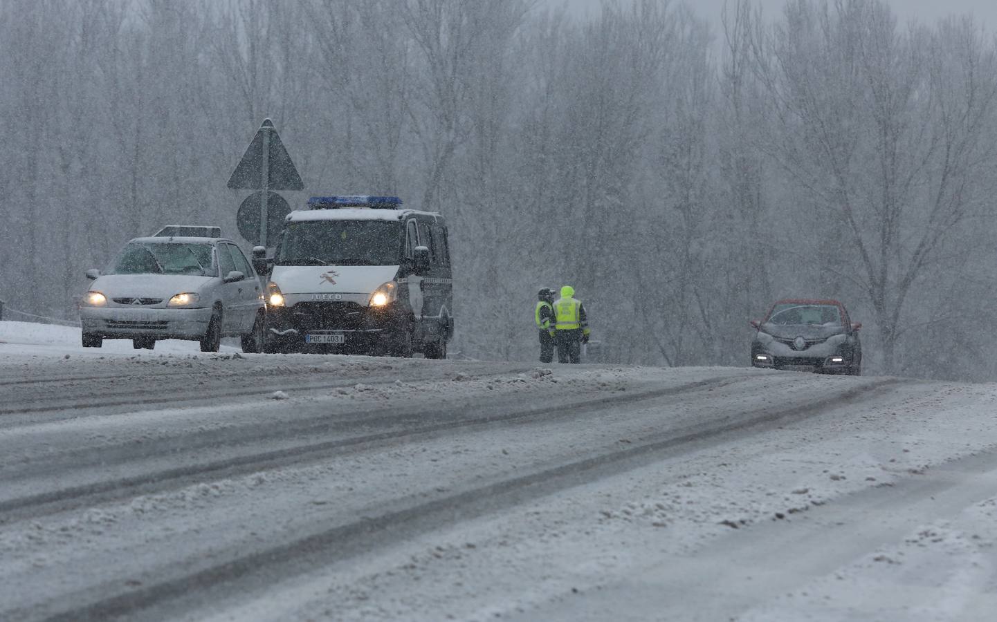 La autovía A6 cortada por el temporal de nieve a su paso por la localidad de Bembibre 