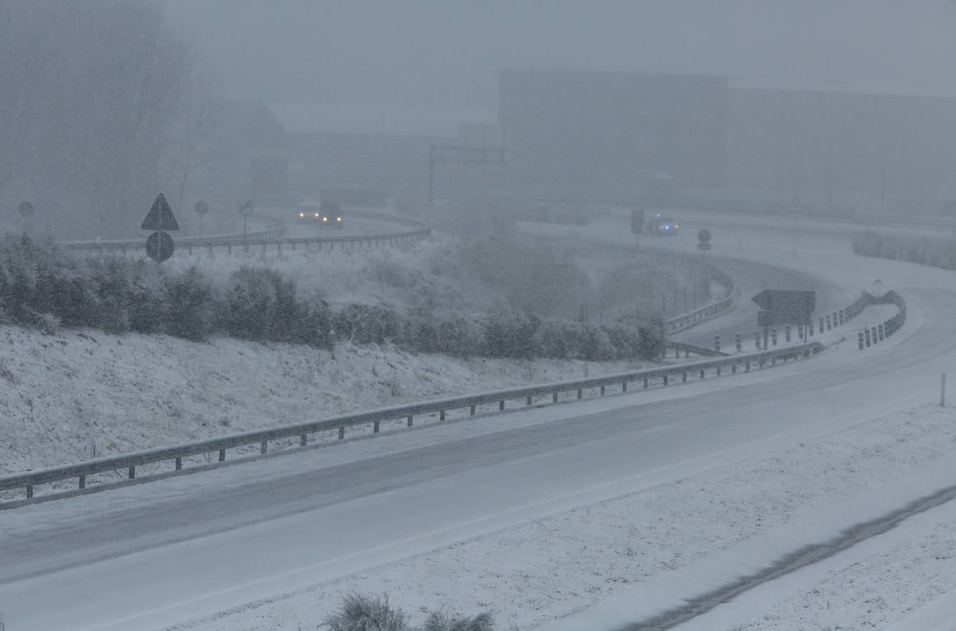 La autovía A6 cortada por el temporal de nieve a su paso por la localidad de Bembibre 