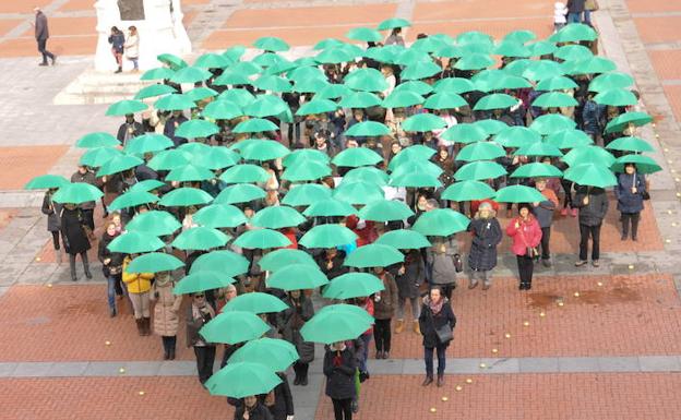 Paraguas verdes para conmemorar el Día Mundial Contra el Cáncer. 