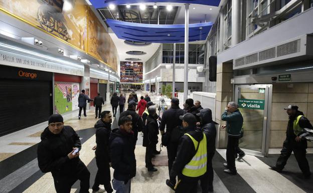 Los empleados puedieron volver a entrar el Centro Comercial tras cerrar los locales y desalojar a todos los clientes.