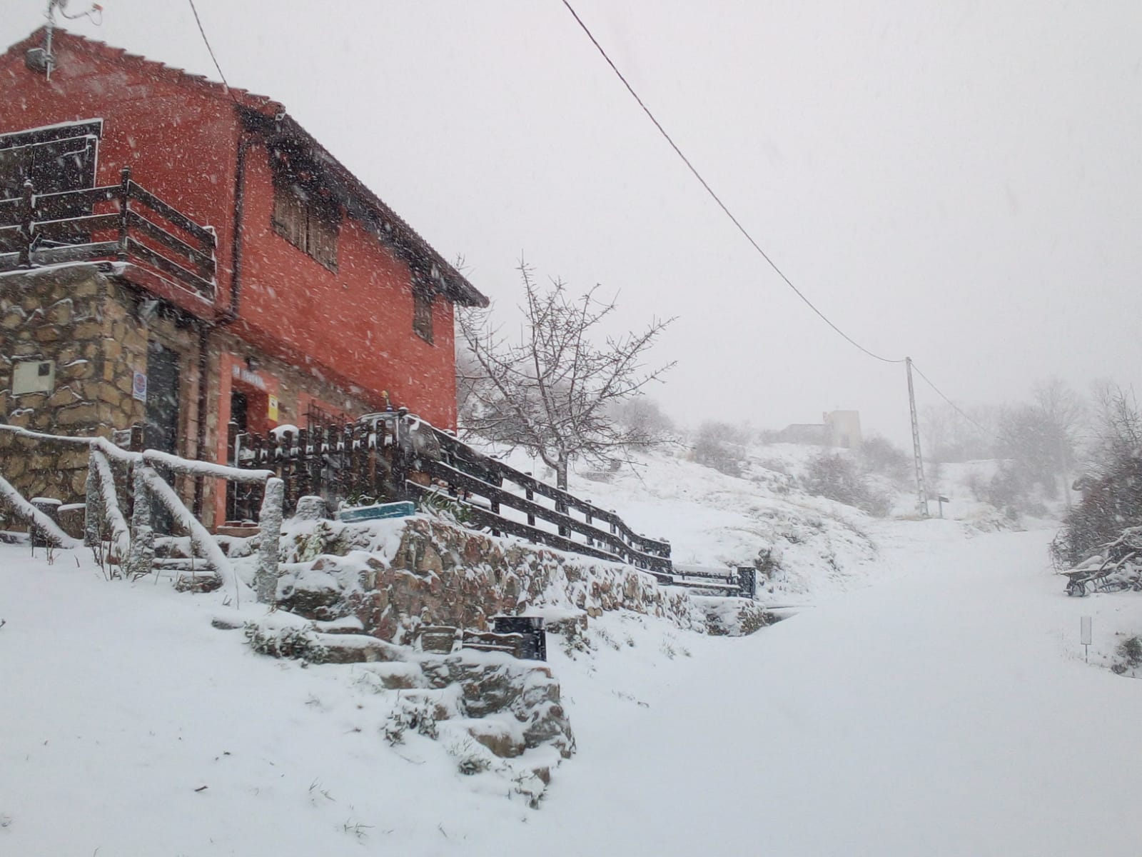 La nieve cierra dos puertos en León y Burgos, embolsa camiones en la A-52, en Sanabria, y obliga a usar cadenas en tres tramos. En las fotos, imágenes de Ferreras del Puerto, situado en la comarca de Valderrueda.