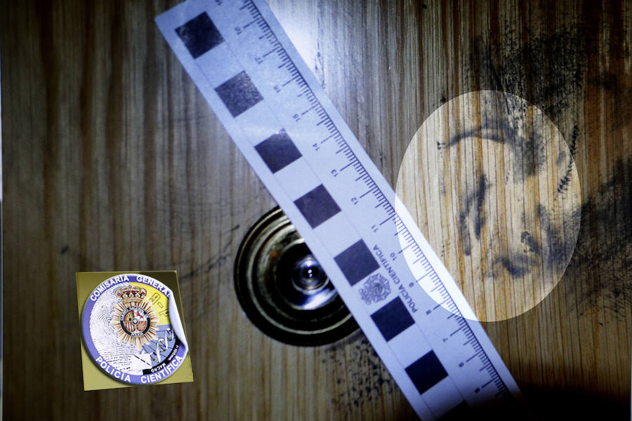 Fotos: Sistema de identificación policial mediante la obtención de huellas de una oreja