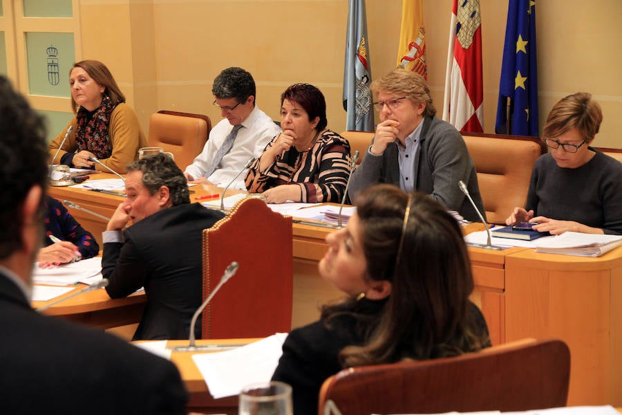 La alcaldesa, junto a varios concejales del equipo de gobierno, escucha la intervención de la oposición.