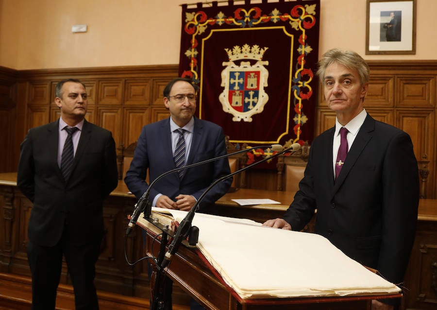 Luis Miguel Palacios jura su cargo en presencia del alcalde, Alfonso Polanco, y del concejal Luis Ángel Pérez Sotelo. 