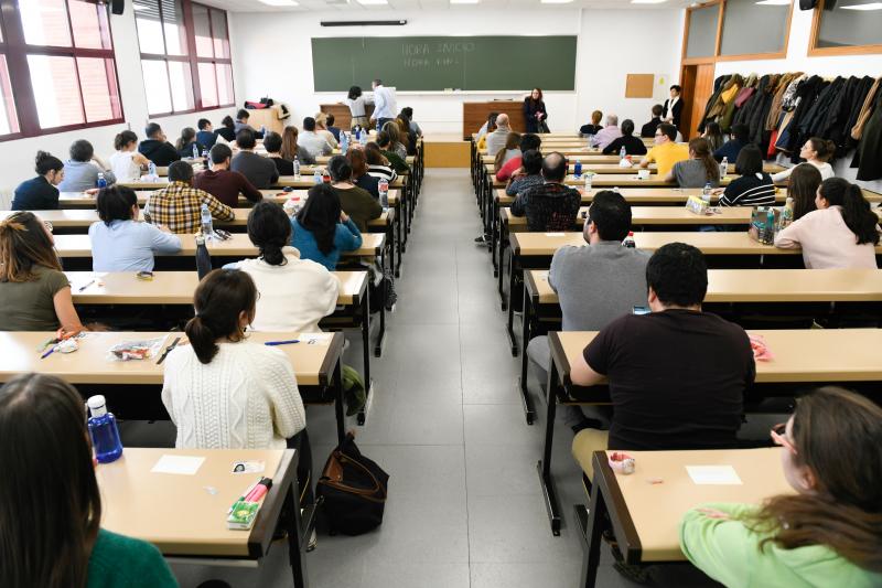 Cientos de aspirantes optan en Valladolid por una de las 8.402 plazas convocadas por el Ministerio de Sanidad, Consumo y Bienestar Social para el total de las titulaciones de acceso a la formación sanitaria especializada