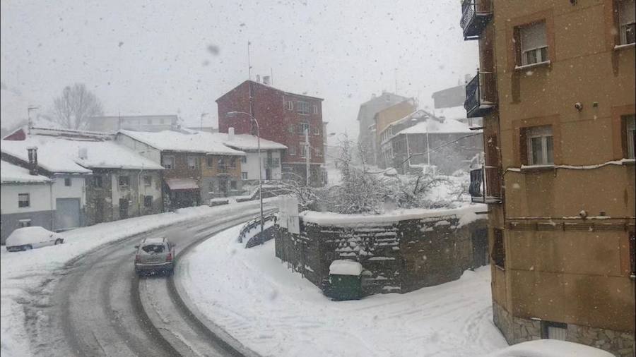 Un vehículo circula por las calles nevadas de Guardo.