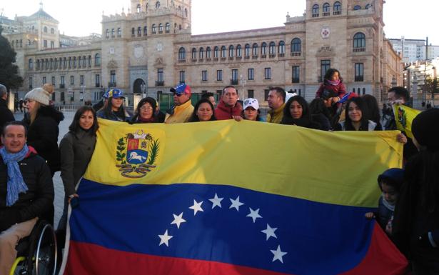 Unas treinta personas participan en la concentración en Valladolid en favor de la libertad de Venezuela