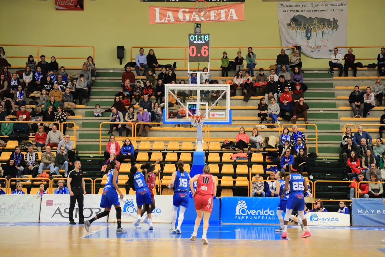 Fotos: Espectacular triunfo del Avenida en el estreno en casa de Ortega y Loyd ante el Araski (81-44)