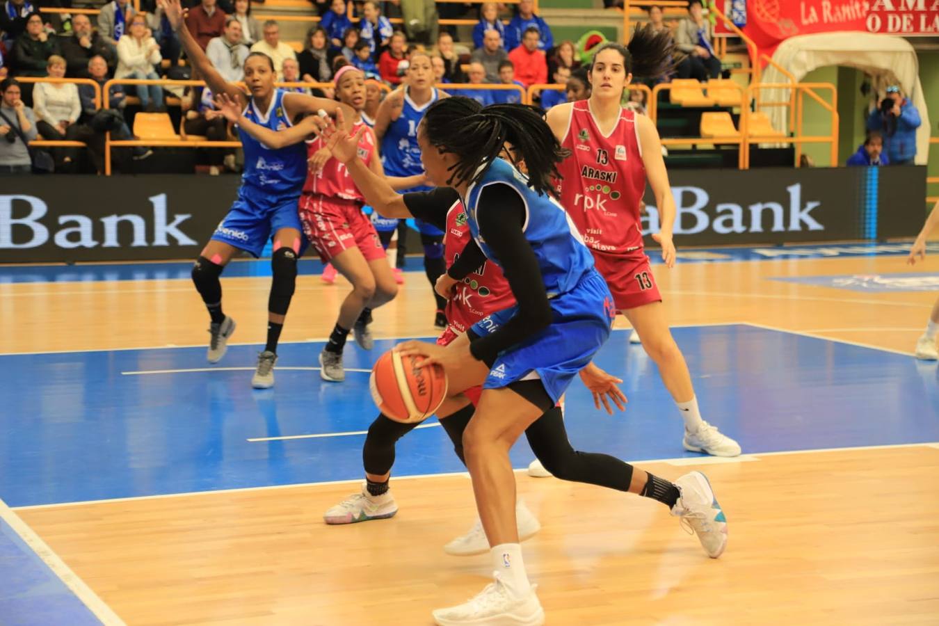 Fotos: Espectacular triunfo del Avenida en el estreno en casa de Ortega y Loyd ante el Araski (81-44)