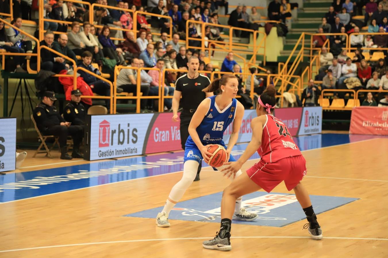 Fotos: Espectacular triunfo del Avenida en el estreno en casa de Ortega y Loyd ante el Araski (81-44)