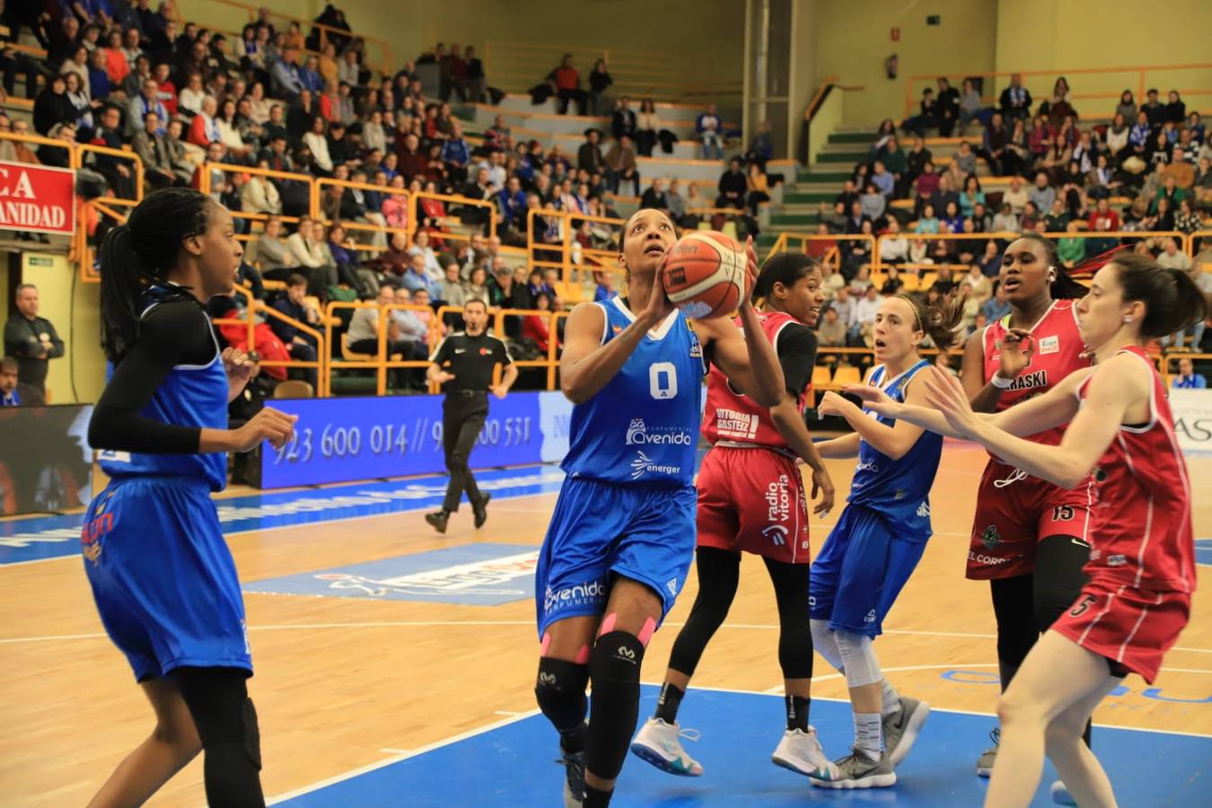 Fotos: Espectacular triunfo del Avenida en el estreno en casa de Ortega y Loyd ante el Araski (81-44)