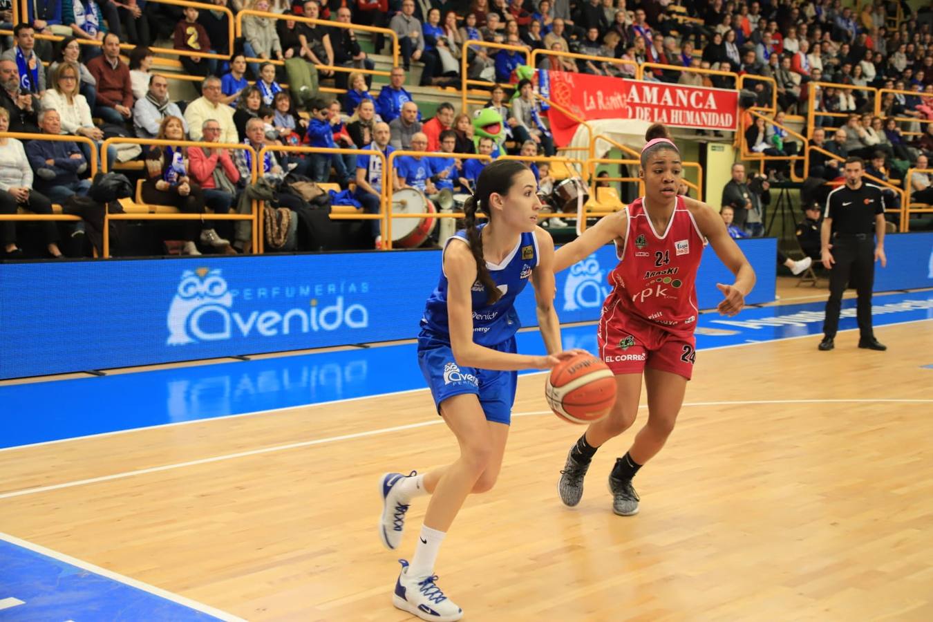 Fotos: Espectacular triunfo del Avenida en el estreno en casa de Ortega y Loyd ante el Araski (81-44)