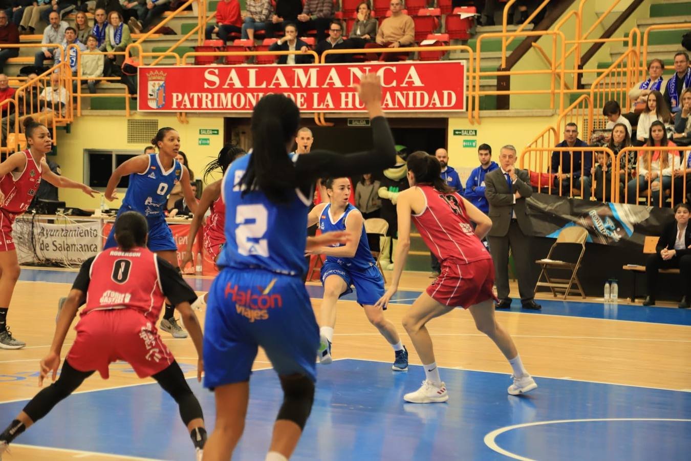 Fotos: Espectacular triunfo del Avenida en el estreno en casa de Ortega y Loyd ante el Araski (81-44)