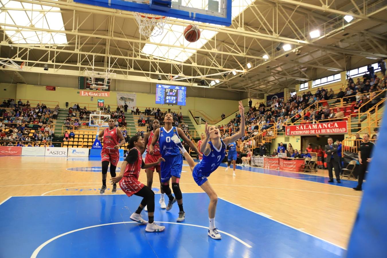 Fotos: Espectacular triunfo del Avenida en el estreno en casa de Ortega y Loyd ante el Araski (81-44)