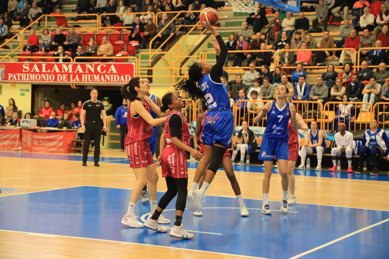 Fotos: Espectacular triunfo del Avenida en el estreno en casa de Ortega y Loyd ante el Araski (81-44)