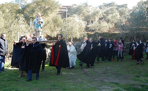 El aire que soplaba en Miranda del Castañar apagó tanto la vela de la Virgen como la del niño en cuanto la imagen asomó a la puerta de la ermita de la Virgen de la Cuesta. 