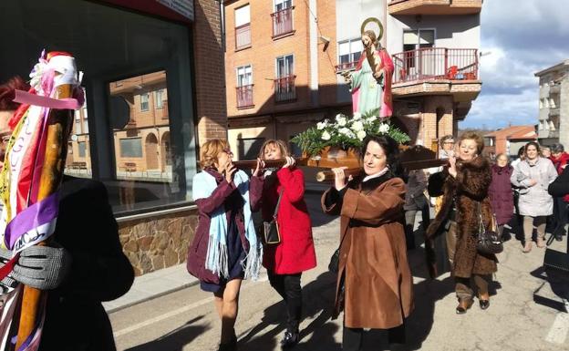 Procesión con la imagen de Santa Águeda, en la mañana de ayer en Linares de Riofrío. 