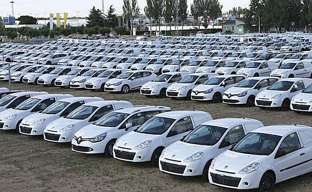 Modelos Clio y Kangoo estacionados en Renault. 