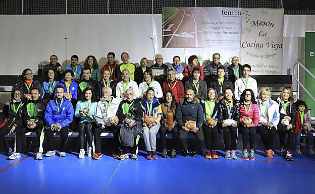 Los campeones de la Liga de Cross de Cabrerizos posan con sus trofeos. 