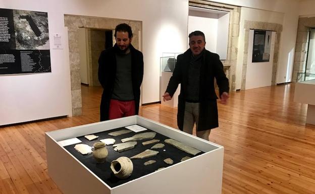 Domingo Benito e Iñaki Martín Viso durante la presentación de la pizarra. 