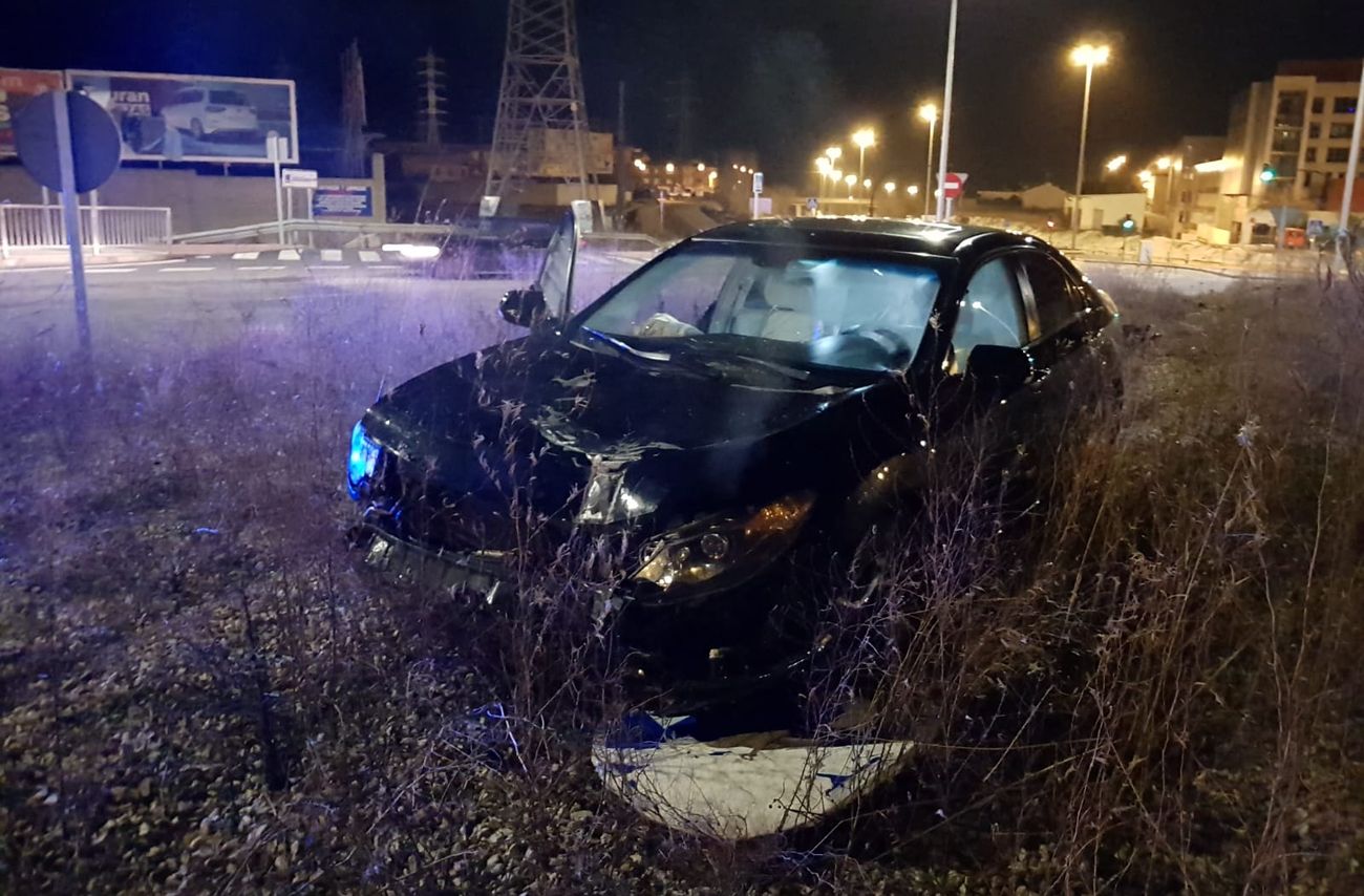 El conductor del vehículo, que terminó dando positivo en el control de alcoholemia, fue detenido por agentes de la Brigada Especial de la Policía Local | El conductor del vehículo se estrelló en la rotonda del Hospital