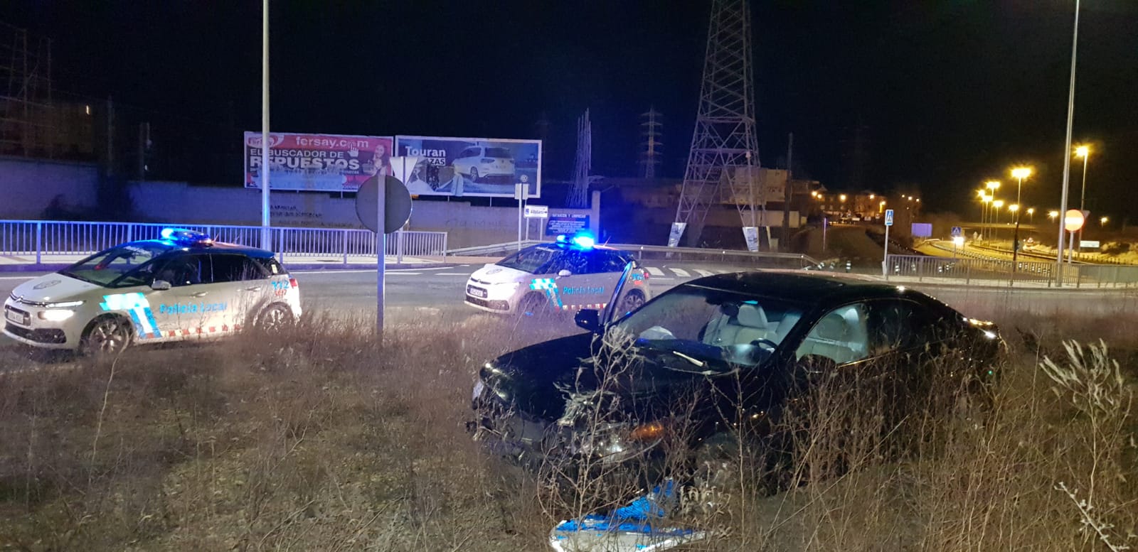 El conductor del vehículo, que terminó dando positivo en el control de alcoholemia, fue detenido por agentes de la Brigada Especial de la Policía Local | El conductor del vehículo se estrelló en la rotonda del Hospital