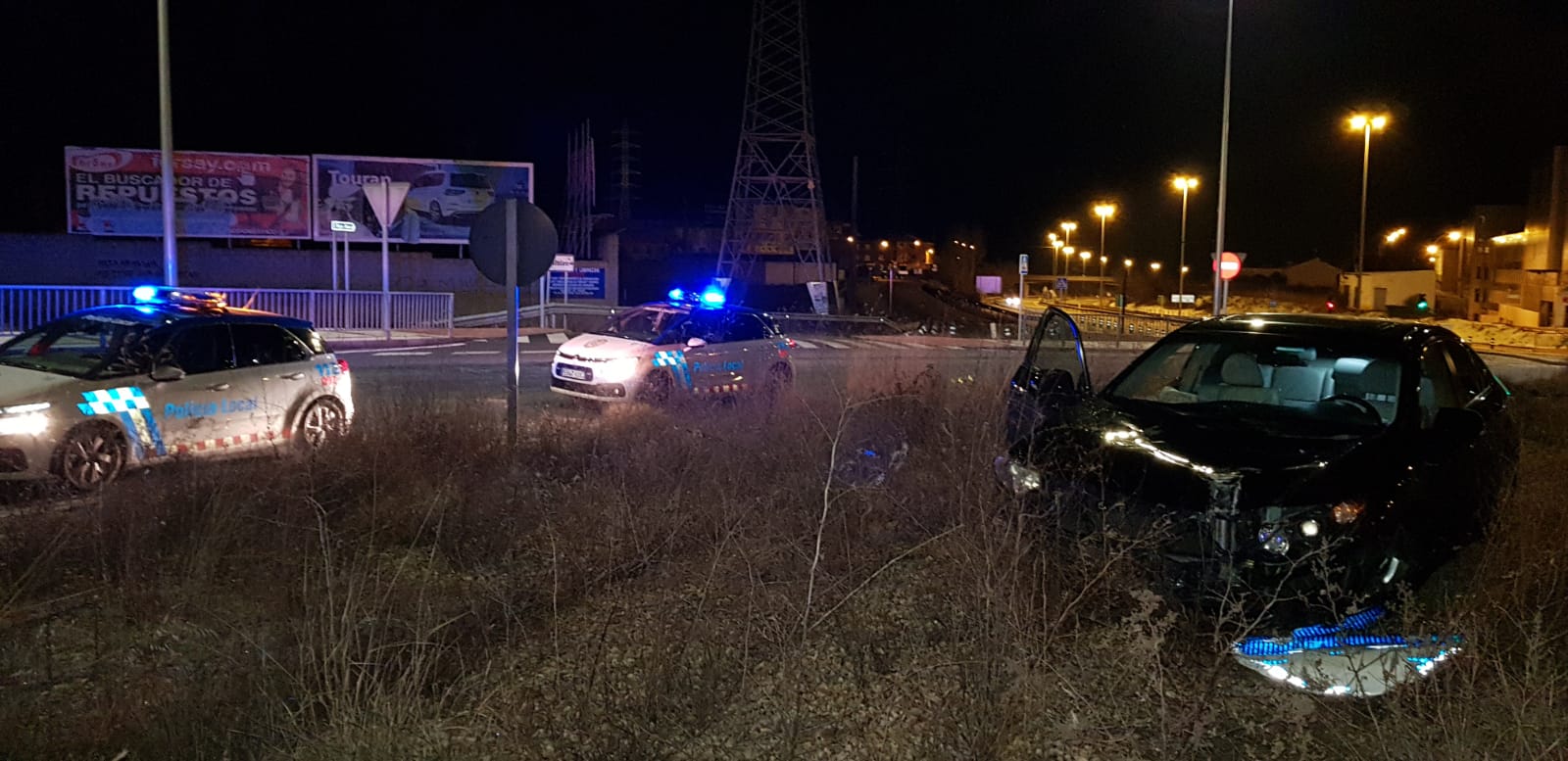 El conductor del vehículo, que terminó dando positivo en el control de alcoholemia, fue detenido por agentes de la Brigada Especial de la Policía Local | El conductor del vehículo se estrelló en la rotonda del Hospital