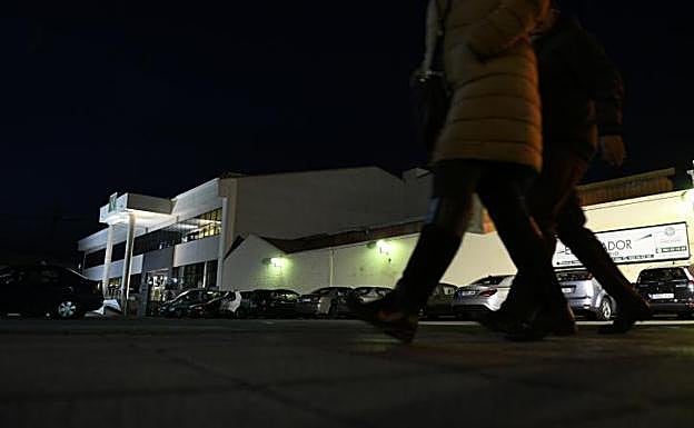 Dos personas se dirigen anoche al tanatorio El Salvador, que continúa con su actividad. 