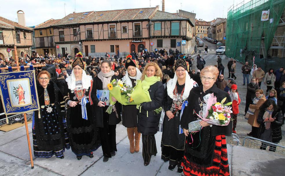 Las alcaldesas y aguederas de honor del barrio de San Lorenzo, ayer tras el nombramiento en el escenario situado junto al atrio.
