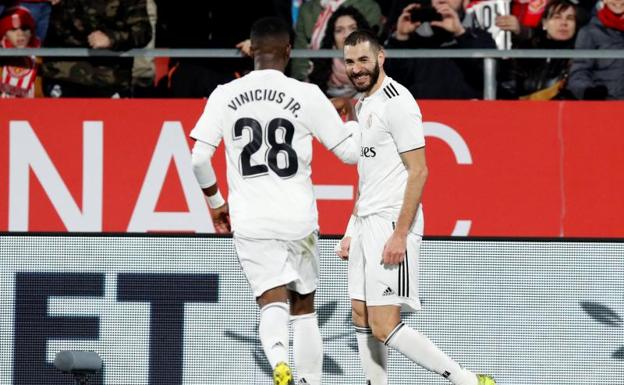 Benzena y Vinicius celebran un gol. 