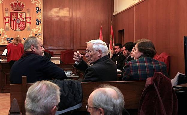 Atilano Soto conversa con Manuel Agudíez (izquierda), durante la primera sesión del juicio. 