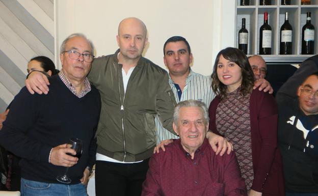 El homenajeado acompañado por Begoña, su sucesora en el cargo, el jugador Plaza y socios del club.