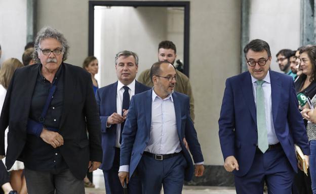 Los portavoces en el Congreso de Esquerra, Joan Tarda, PDeCAT, Carles Campuzano, y del PNV, Aitor Esteban, a su llegada este lunes al Congreso para asistir a la reunión, convocada por Podemos, para buscar vías de solución con Cataluña.