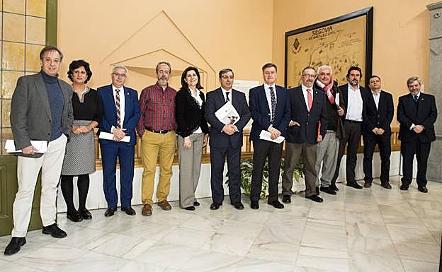 Francisco Vázquez, José Luis sanz Merino y Antonio Sanz, ayer junto a los jefes de servicio de las áreas de Administración y Personal y de Patrimonio y Contratación de la Diputación Provincial.