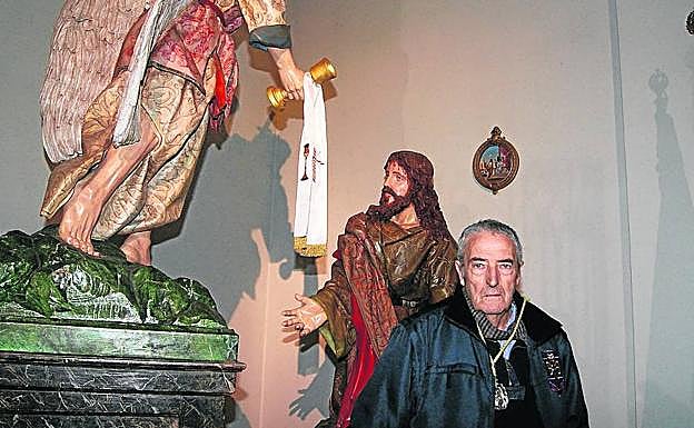 El hermano mayor de la Oración del Huerto, Jesús Arroyo, ante las tallas que componen el paso.