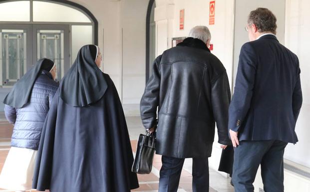 Saravia acompaña a las monjas tras la firma de las escrituras. 