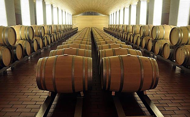 Sala de barricas en Vega Sicilia. 