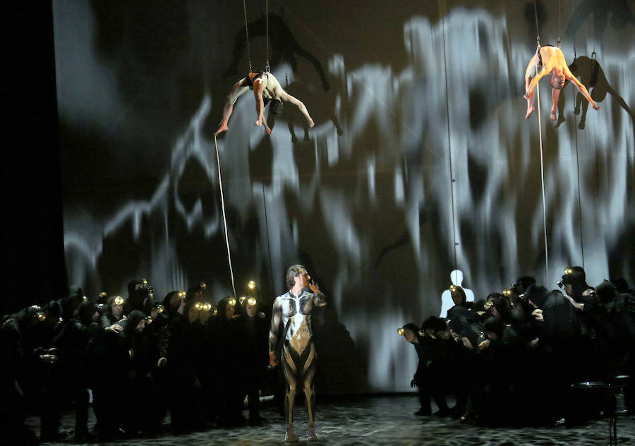 Fotos: Ensayo de la obra &#039;El martirio de San Sebastián&#039;, de La Fura dels Baus, en el Teatro Calderón de Valladolid