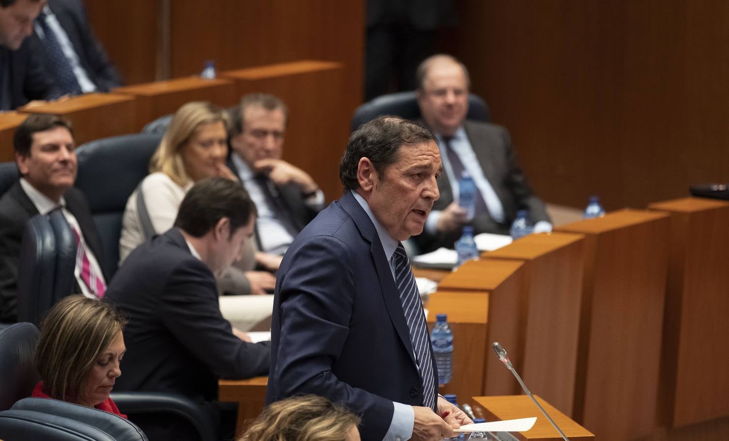 PSOE y Podemos afilaron ayer el bisturí parlamentario para someter al consejero de Sanidad a una vivisección política