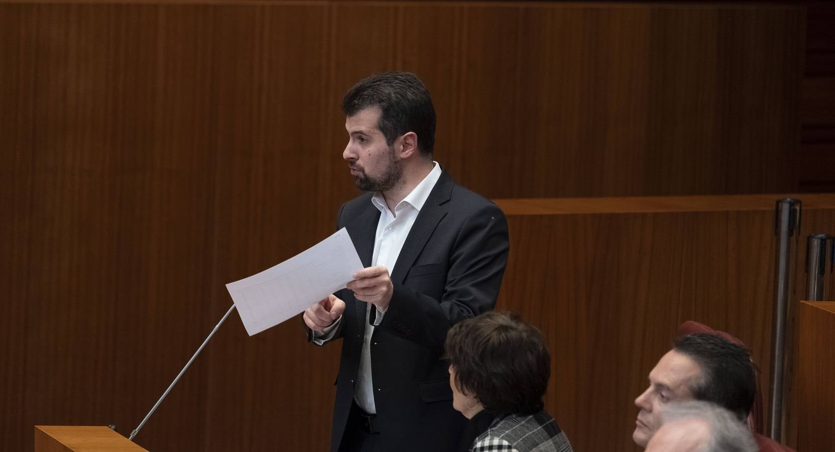 PSOE y Podemos afilaron ayer el bisturí parlamentario para someter al consejero de Sanidad a una vivisección política