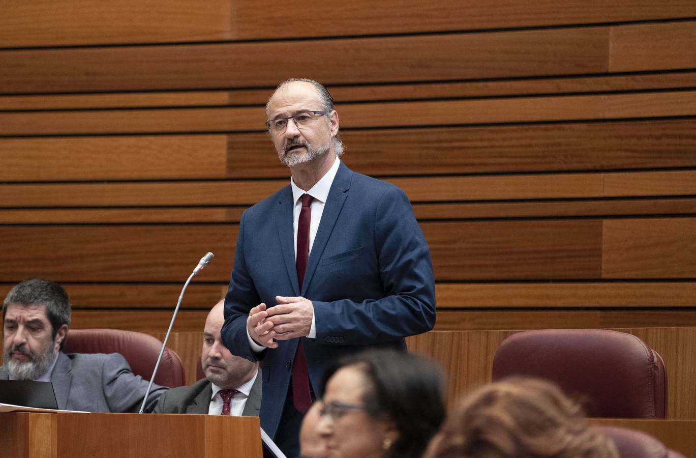 PSOE y Podemos afilaron ayer el bisturí parlamentario para someter al consejero de Sanidad a una vivisección política