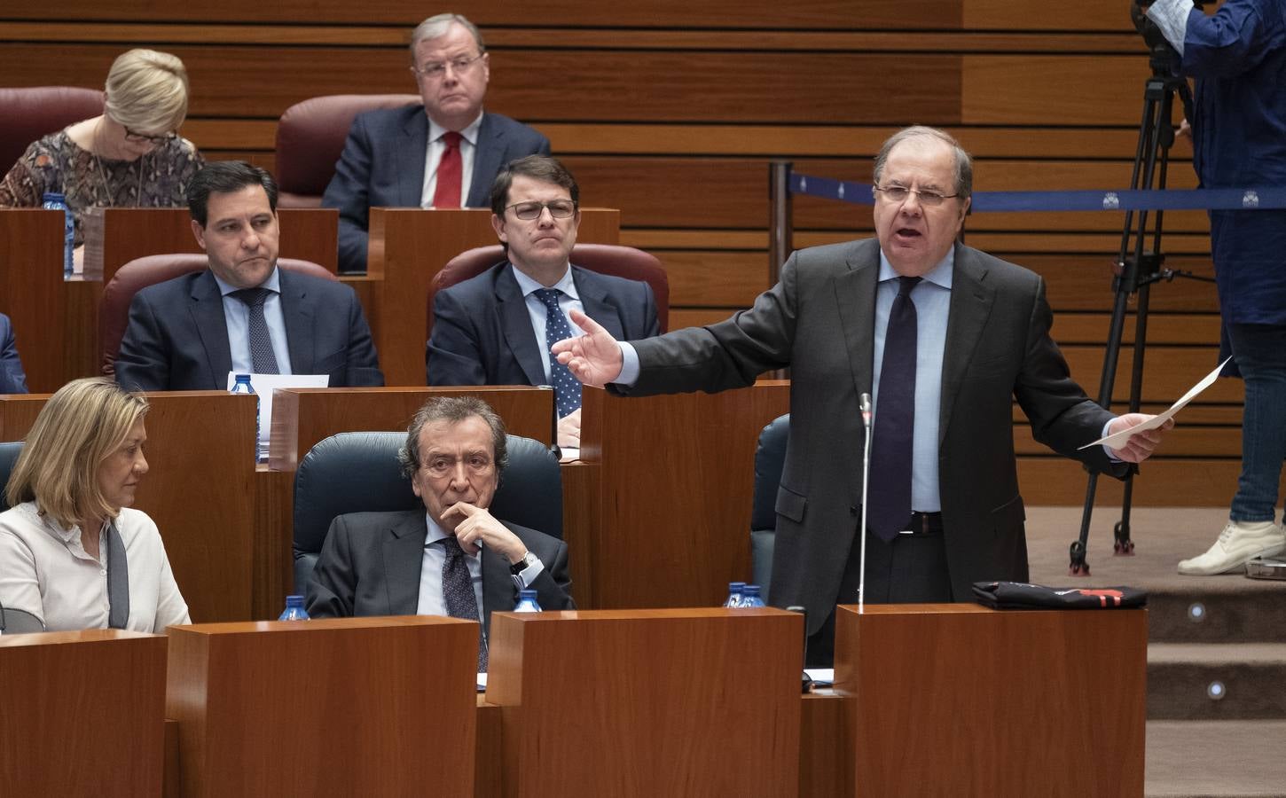 PSOE y Podemos afilaron ayer el bisturí parlamentario para someter al consejero de Sanidad a una vivisección política