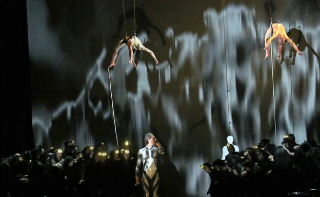 Galería. Ensayo de la obra 'El martirio de San Sebastián', de La Fura dels Baus, en el Teatro Calderón de Valladolid. 